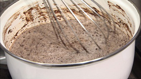 Cを焼いている間にホットチョコレートを作る。
牛乳を火にかけ、沸騰する直前に刻んだチョコレートを加えて溶かして完成。お好みでラム酒を数滴加える。