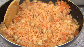 鶏肉に火が通ったら、ごはんを加えて炒め、ケチャップ、塩、コショウで味を整えて、1/4ずつ分けておく。