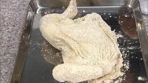 大きめのボウルで小麦粉・カレー粉・塩・こしょうを混ぜ合わせて衣を作り、すみずみまで厚めに鶏肉につける。