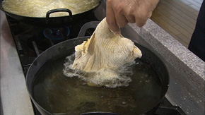 160°の油に皮面が下になるように入れて7〜8分じっくりと揚げ、裏返して約3分揚げる。