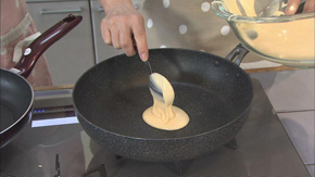 160℃のフライパンで蓋をして焼き、表面にぽつぽつと空気穴が開いてきたらひっくり返し、さっと焼く。焼けたら濡れ布巾をかぶせておく。