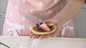 あんこ、あんこに生クリームを加えて混ぜたもの、フルーツなどお好みではさんで出来上がり。