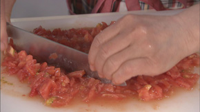 トマトの皮を湯むきし、種を取ってザク切りにする。