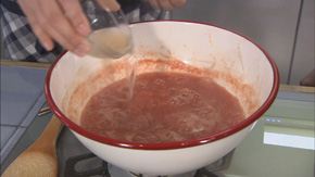 ザク切りにしたトマトに砂糖を加えて中火で煮、トマトが煮崩れてきたらレモン汁を入れてかき混ぜて煮詰める。