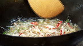 中華鍋にサラダ油を熱し、みじん切りにしたしょうがとネギを炒めて香りが出たら、鶏ガラスープ、酒、カニのむき身を加え塩で味をととのえ、水溶き片栗粉でとろみをつける。