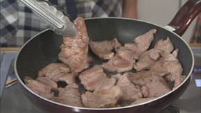 フライパンにサラダ油を熱し、豚肉を入れて両面を焼いたら取り出しておく。