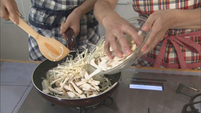 Aのフライパンにサラダ油をしき、みじん切りにしたニンニクを炒めて、香りが出たら玉ねぎを加えて炒める。玉ねぎがしんなりしたら、ほぐしたしめじ、薄切りにしたエリンギ、半分の長さに切ってほぐしたえのきを加えてさっと炒める。