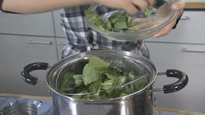 @のショートパスタの茹で時間が残り2分ほどになったら冬菜を加えて茹でる。