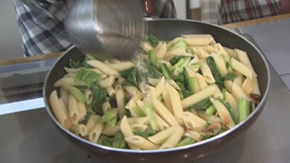 茹でたショートパスタとその茹で汁約50ccと冬菜を、フライパンに加えてさっと炒め、塩、コショウ、しょうゆで味を調えて完成。