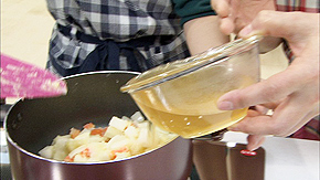 @のショートパスタの茹で時間が残り2分ほどになったら冬菜を加えて茹でる。
