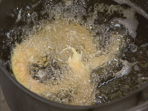 野菜は衣をつけたら、160℃くらいの油でカラッとするまで揚げる。