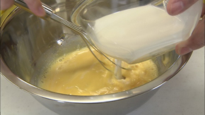 牛乳を数回に分けて加え混ぜ、生クリームも同様に加えて混ぜたらバニラオイルを加えて混ぜる。