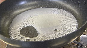 カラメルソースを作る。フライパンにグラニュー糖1/2カップと水大さじ2を入れてから強火にかける。火にかけたらフライパンをゆすったり、中身を混ぜたりしない。