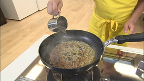 焦げてきたら火を止めて、熱湯を一気に注ぎ入れ、フライパンをゆすって混ぜ合わせる。(この時カラメルの固さがゆるい場合はもう少し火にかける。)出来上がったプリンにかけて完成。