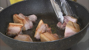豚肉は大き目の一口大に切り、フライパンに多めのサラダ油を熱して全面を焼く。