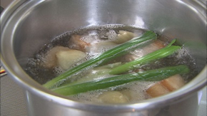 鍋に、水(分量外)、長ネギ、皮つきのまま薄切りにしたショウガと豚肉を入れて煮る。沸騰したら、弱火にする。