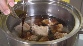 鍋に豚肉、水500cc、砂糖、みりん、酒、しょうゆを入れて沸騰させ、沸騰したら1時間ほど豚肉に照りが出るまで煮込んで完成。