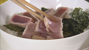 器にご飯を盛って刻み海苔をのせたら、Bをのせ、お好みで万能ネギをちらして完成。